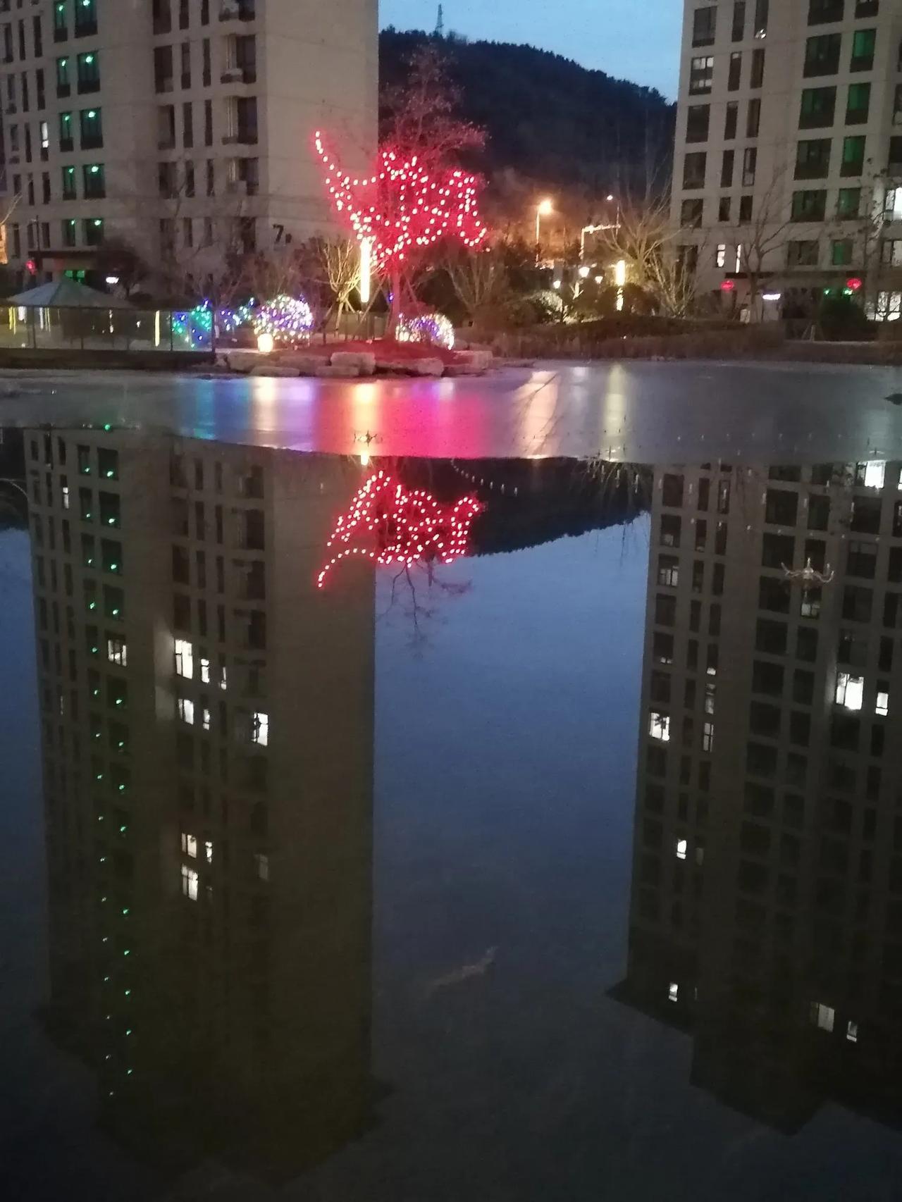 上联：月洒平湖银镜碎，
下联：星钻水库宝珠圆。