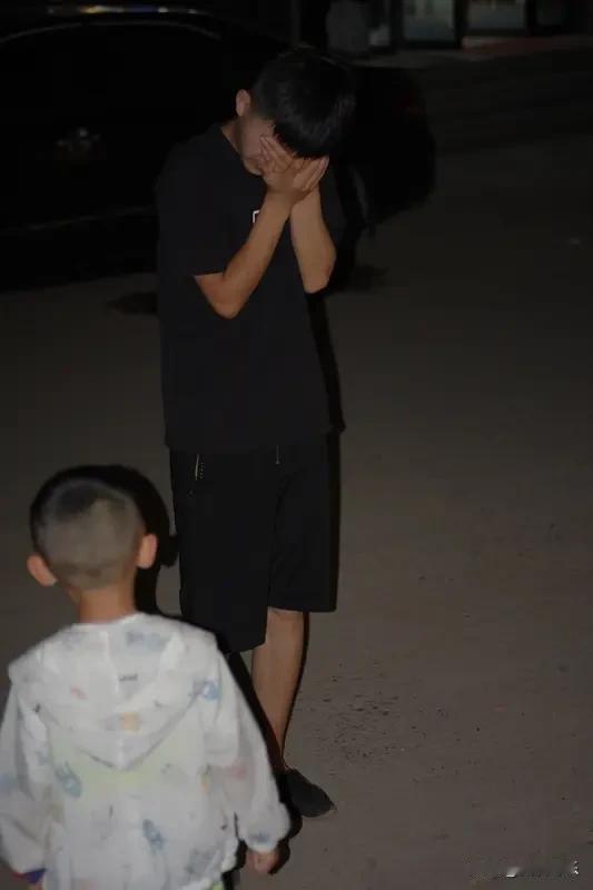 老婆的弟弟怎么喊，各地可太不一样了。普通话里一般叫“小舅子”或“内弟”。在北方，