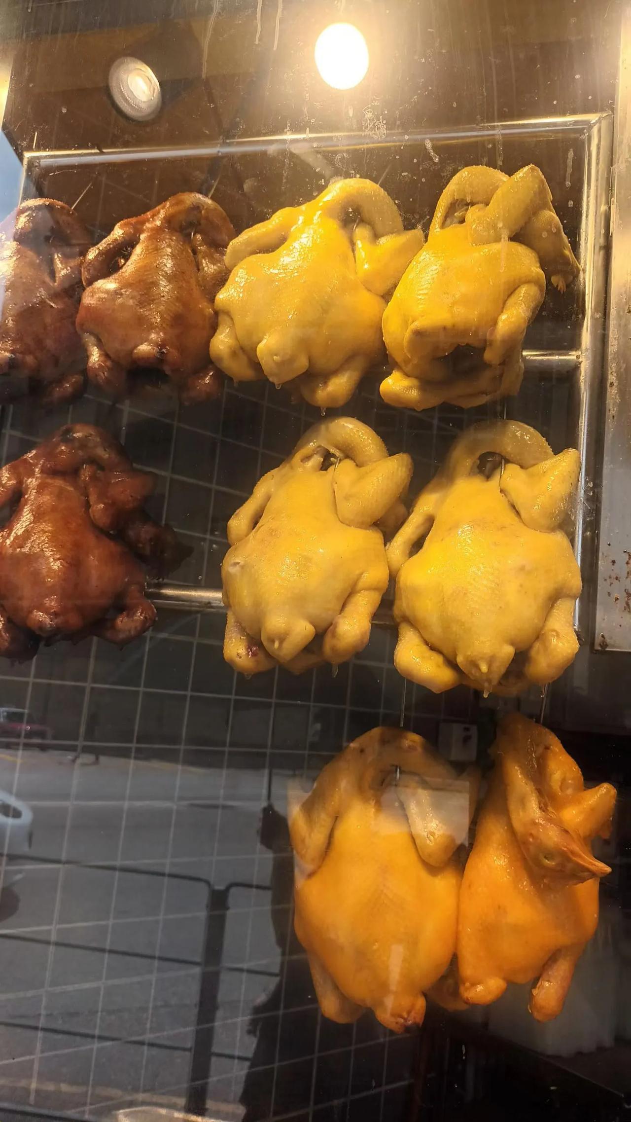 一只鸡走上你的餐桌，粤港有多种料理，什么白切鸡海南鸡贵妃鸡豉油鸡炸子鸡，各种口味