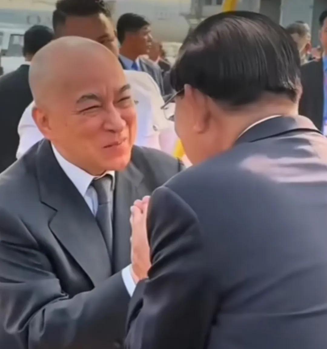 皇权在“绝对权力”面前被碾压细碎！不愧是把持柬埔寨多年的洪森亲王，怎么搞得西哈莫