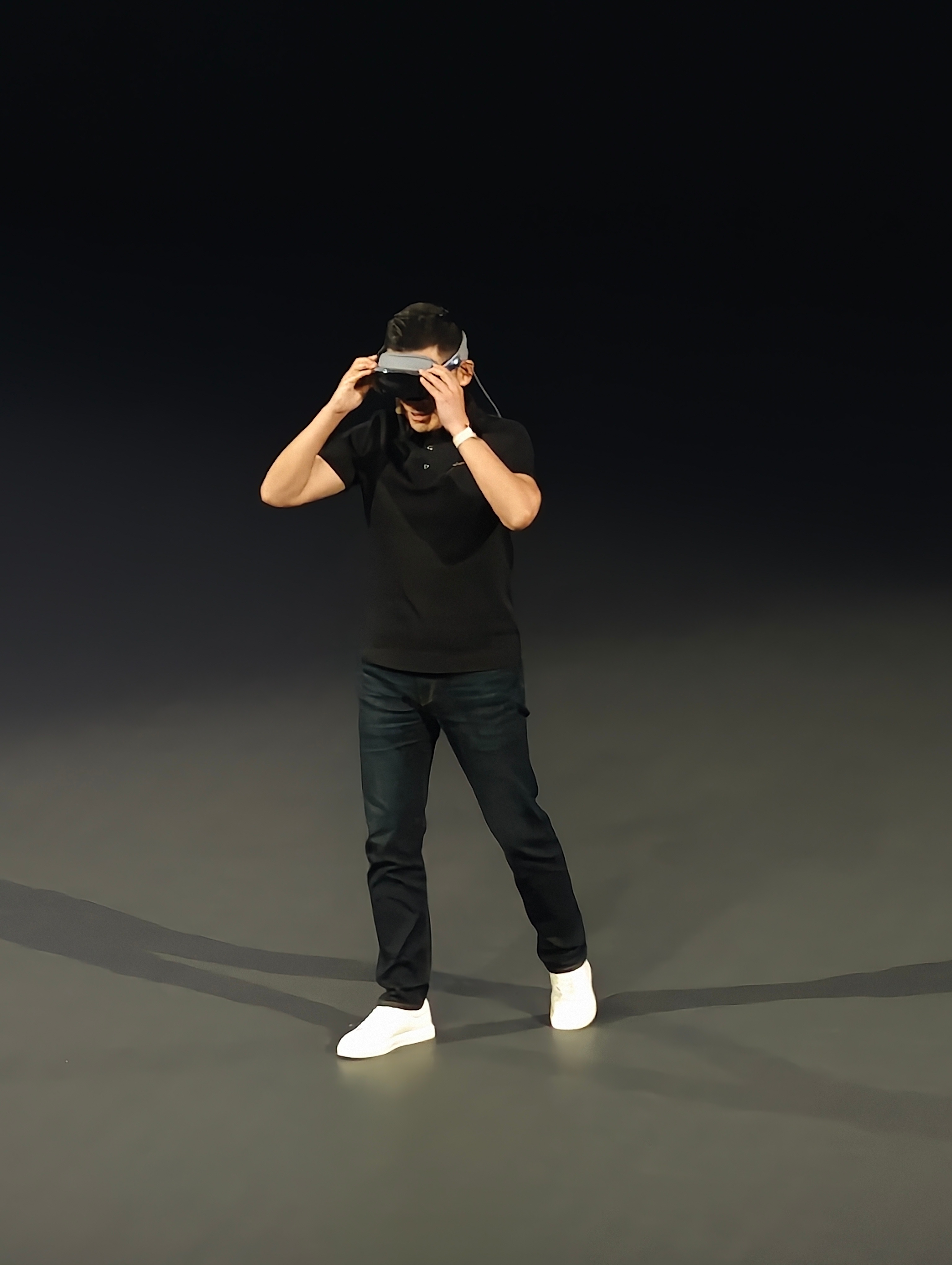 就这样戴着走上舞台来了vivo vision ​​​