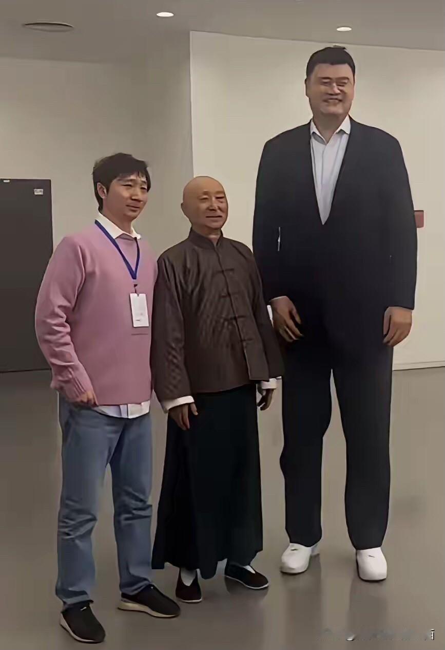 估计所有的男人都不想跟姚明合影的吧，你看陈佩斯站在中间，被衬托的好矮小一个。 