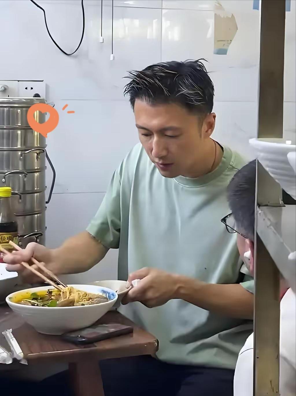 王菲这辈子跟定谢霆锋了！
重庆演唱会结束，他去吃面条的时候，特别接地气。
作为美