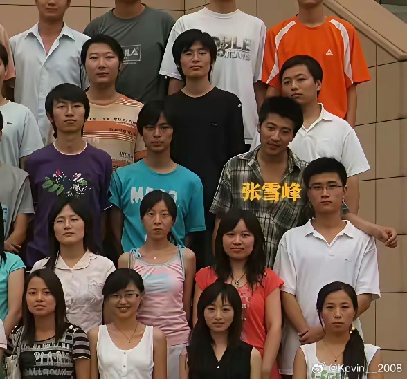 张雪峰在郑州大学2007年的毕业照那时候看起来真的很青涩，典型的寒门贵子