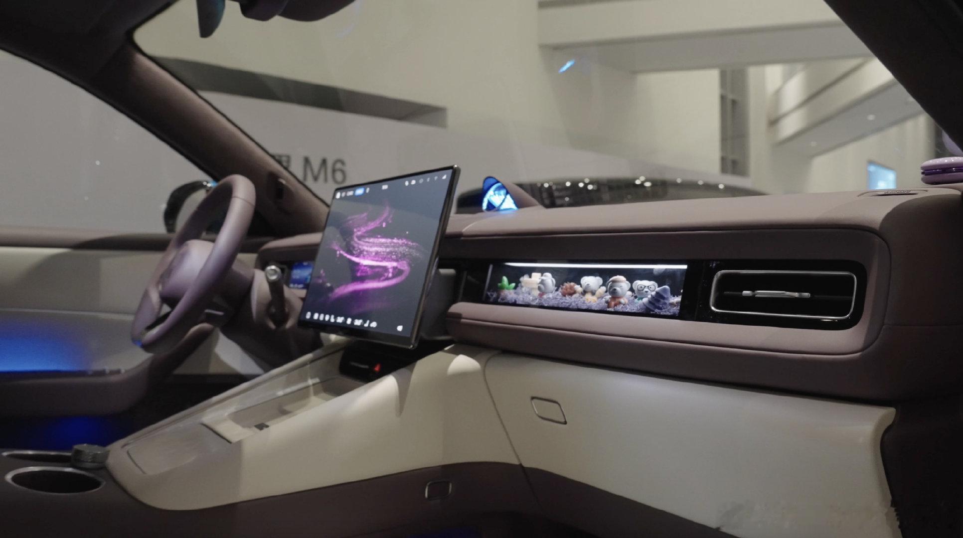 问界M6搭载可DIY副驾灵感橱窗手办、香薰、相册随便摆，磁吸底板稳得很，开车不晃