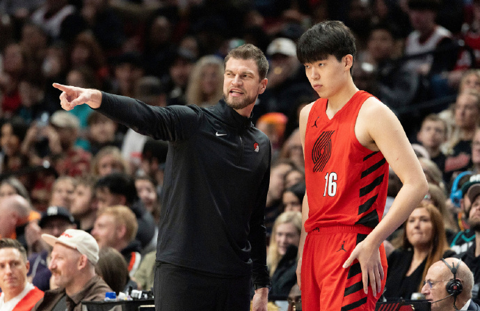 开拓者球迷因杨瀚森不上场退季票 波特兰本地博主、网红“珠之窝”透露，因为杨瀚森被