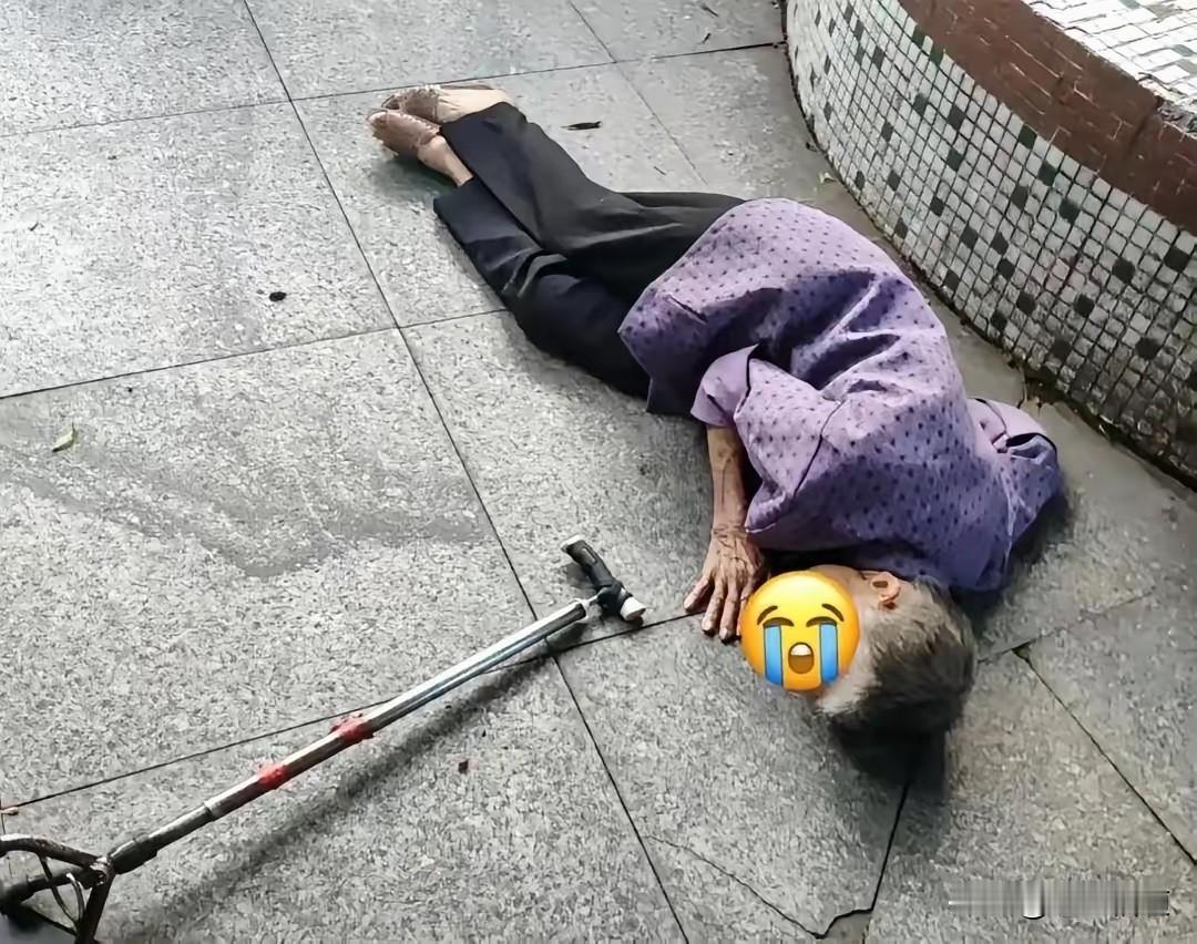 帮扶者不应被苛责，扶起摔倒老人没有标准动作，帮扶者不具备专业救助能力，他们只是爱