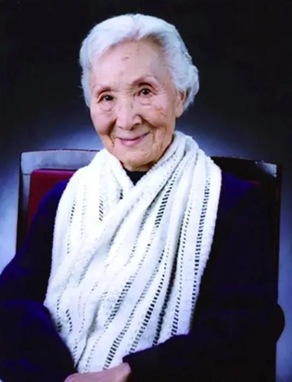 2007年，钱学森96岁寿宴上，一个白发老太太坐在角落里。突然，钱学森上前关心地