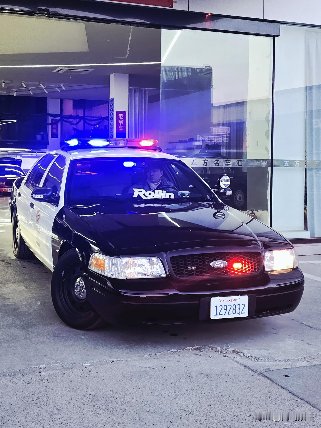 110警察节，警灯闪烁不分国界[呲牙]警察节 警察节 节日警察 第五次警察节 人