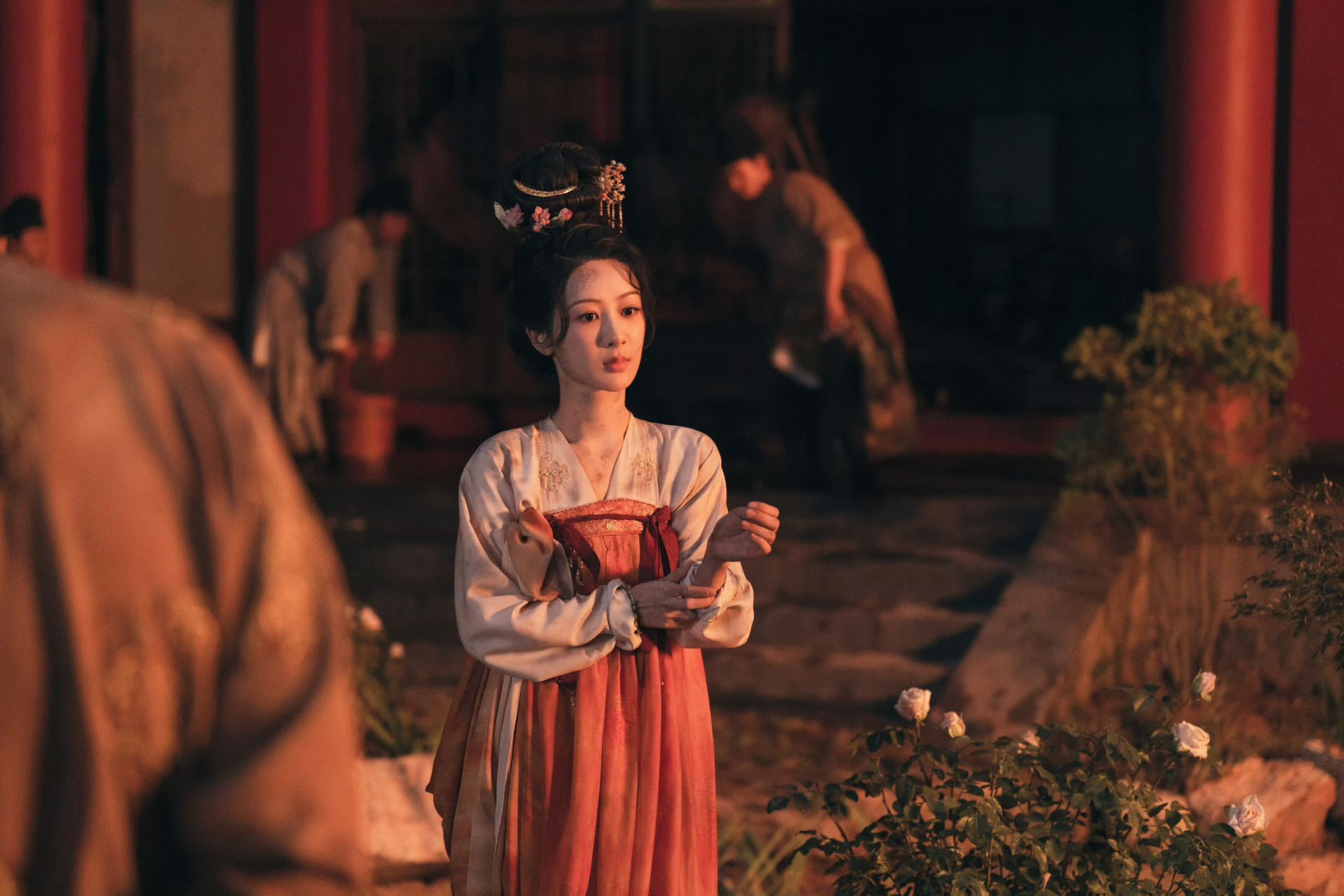 这个杨紫好会演 还得是杨紫！《锦绣芳华》开局就把我死死砸进了何惟芳的坑里，这个杨