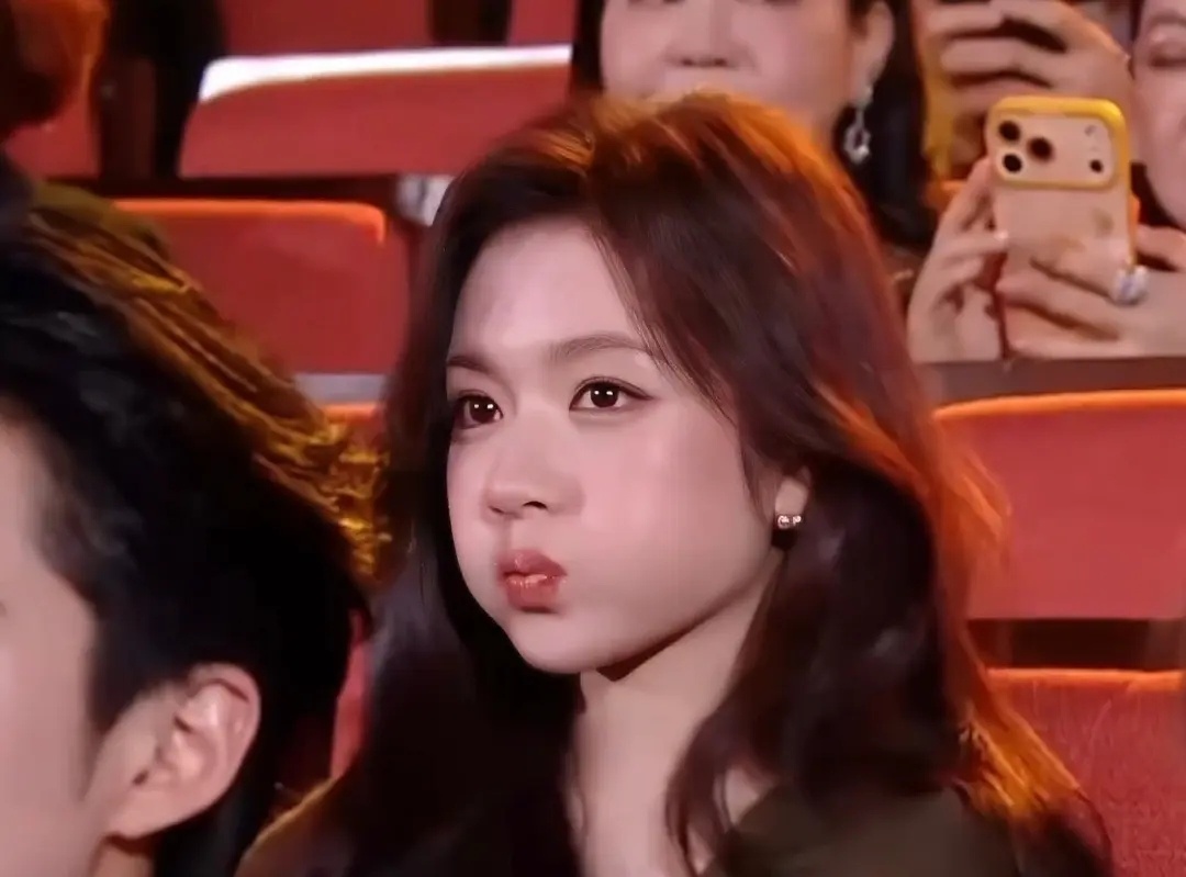 微博视界大会内场捕捉一个卖萌卖到一半的李兰迪[喵喵] ​​​