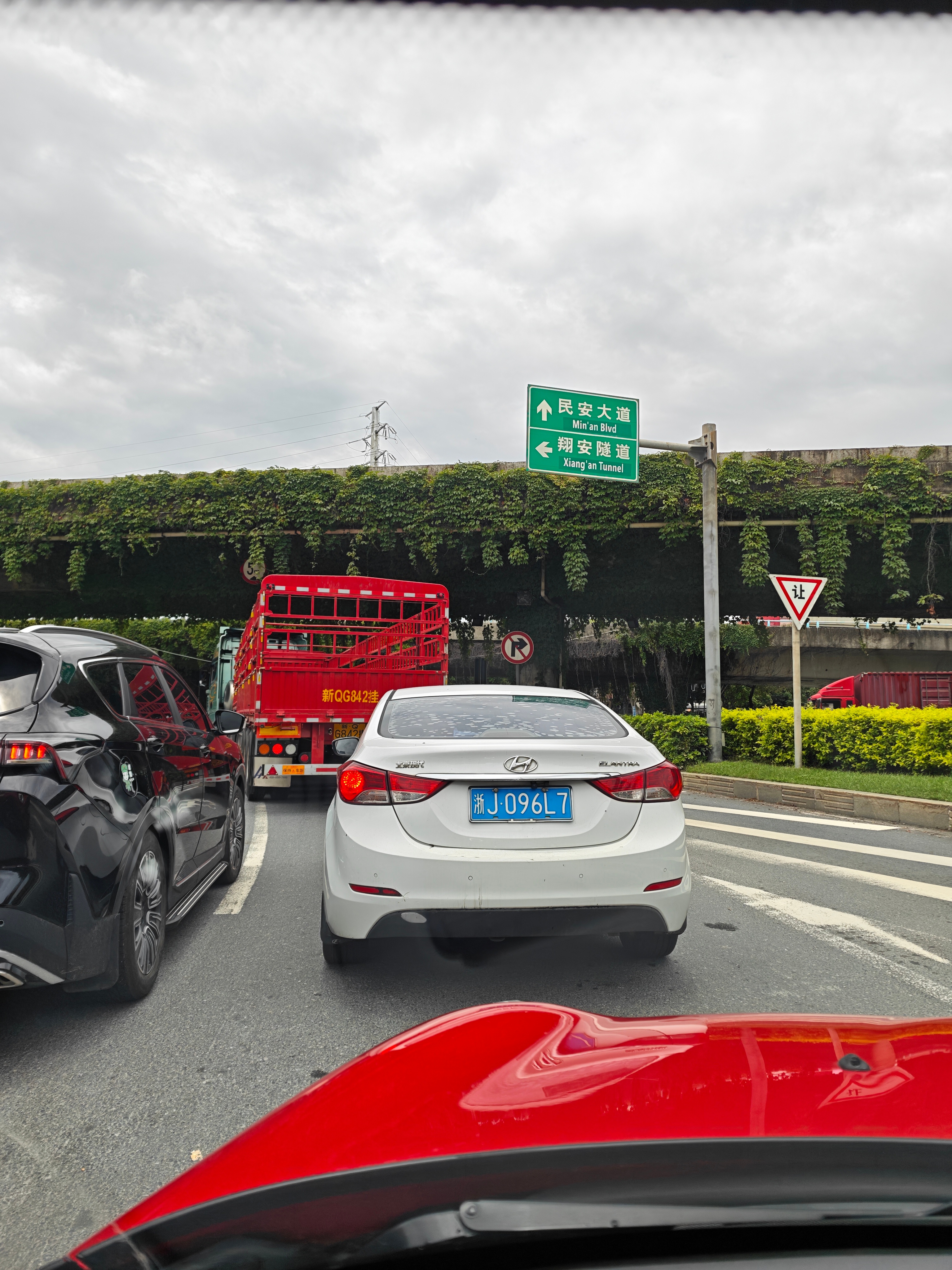 朋友坐我车“你这按钮这么多的吗”按一下车：“防滑已关闭” 