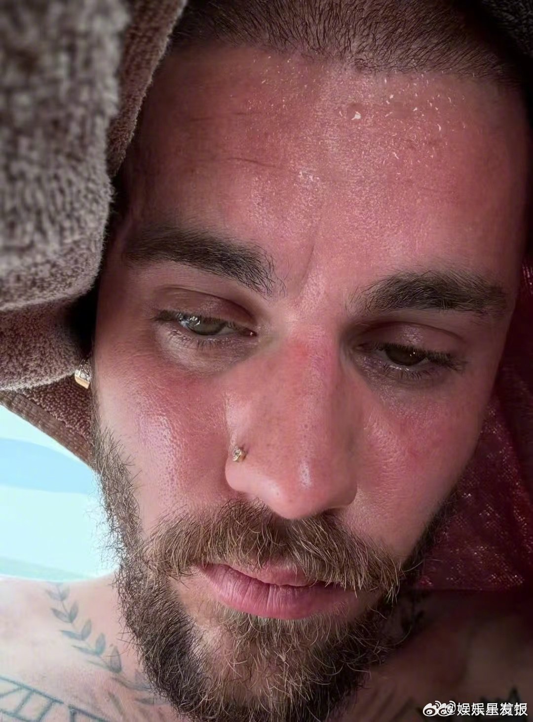 贾斯汀比伯晒背养生没认出贾斯汀比伯 比伯晒了自拍照，在晒背养生，这个角度有些认不