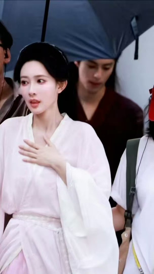 王鹤棣孟子义嘴亲脱妆了王鹤棣孟子义嘴都亲肿了 omg能不能边拍边播！ 