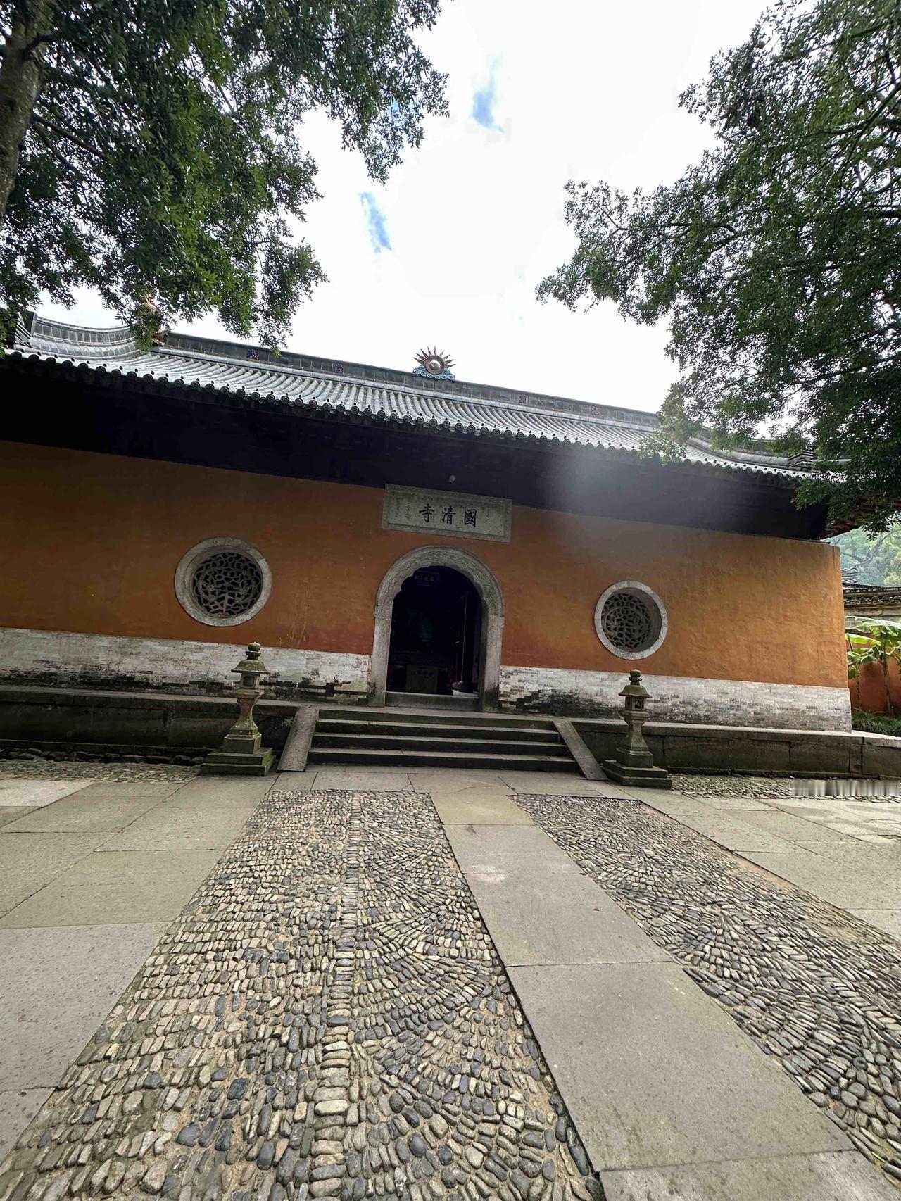 我们是几天前的下午四点半专门来参观国清寺的，但寺院四点钟就关门了，第二天早上我们