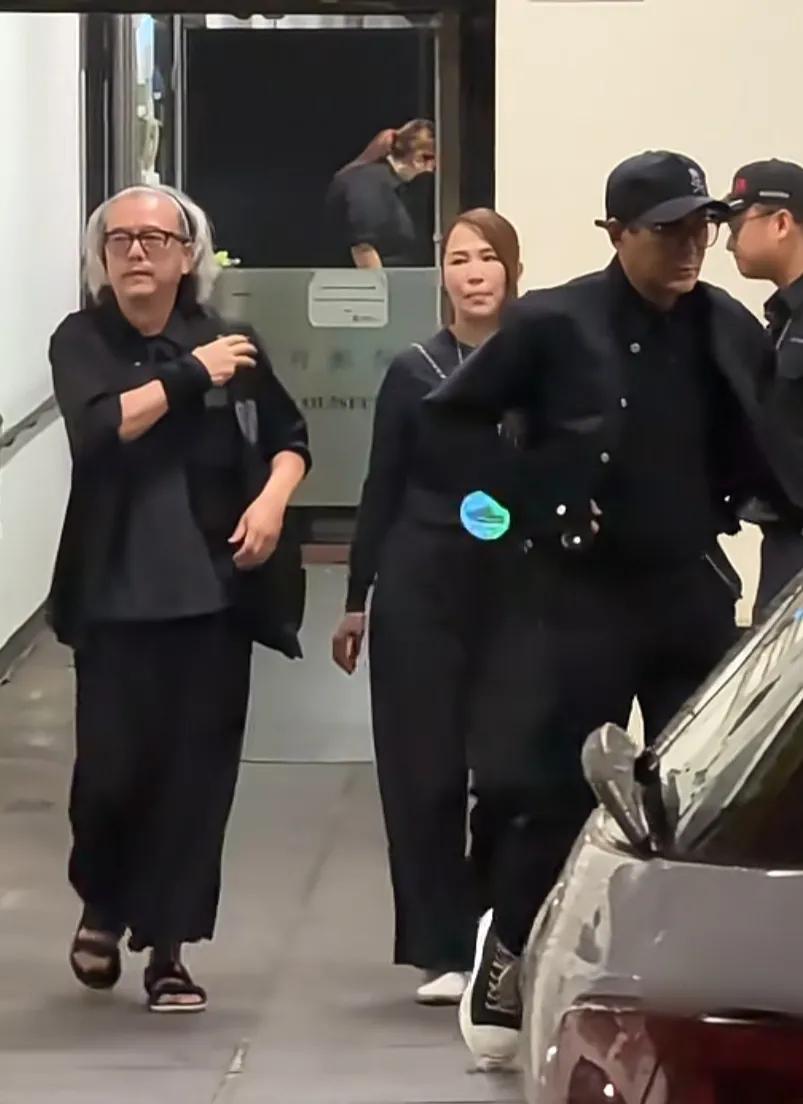 还认得古天乐旁边的白发大叔吗？以前在TVB演过很多配角，演技非常好，可惜不火!
