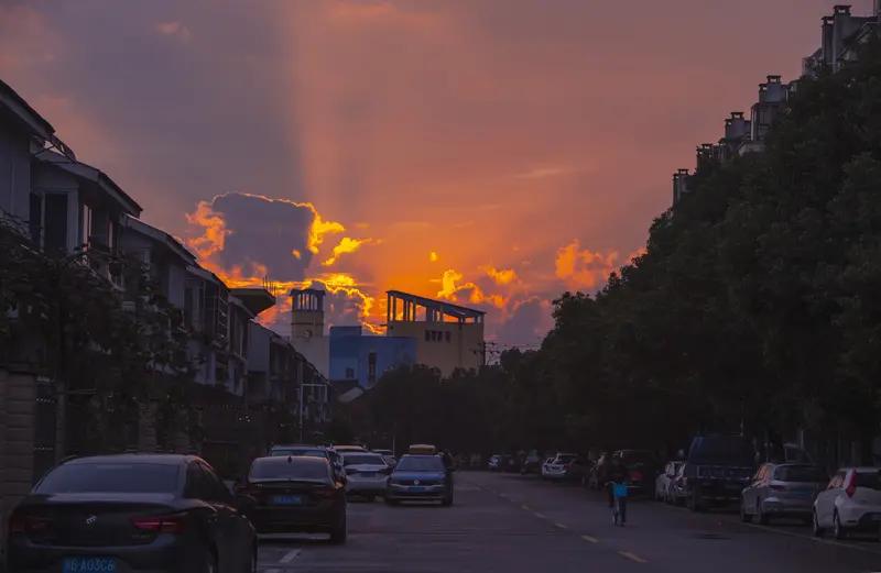 旭日东升霞光现，
人间乾坤龙升腾。