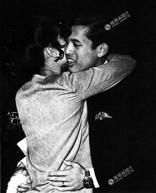 年轻时的泰王，唯一王位的继承者，长得也不错，爱慕他的女子不计其数，最后娶了颂妃。