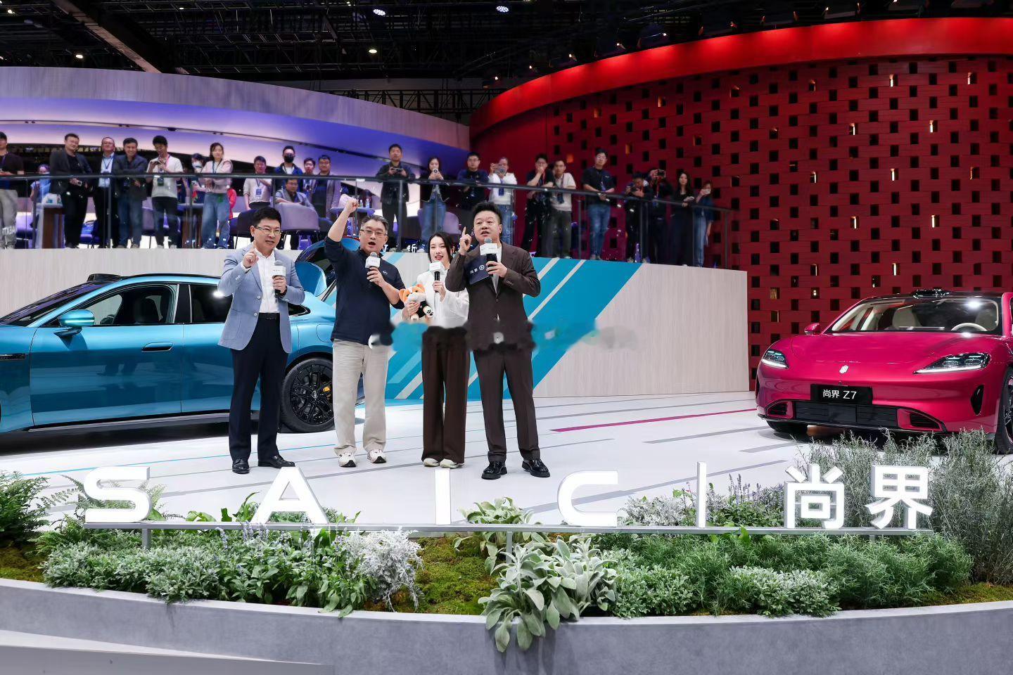 买车就买乾崑智驾车展现场人气拉满！会客厅直播圆满收官，人海涌动，氛围感拉满！感恩