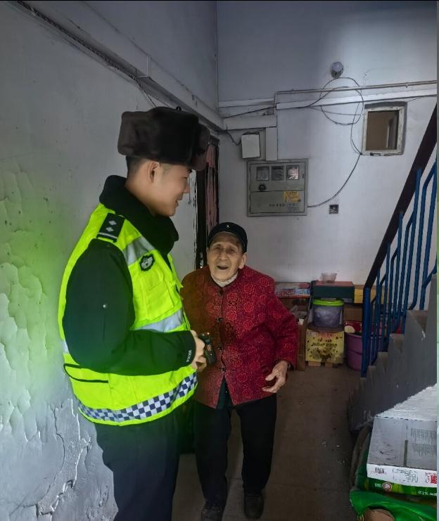 【七旬老人迷路街头 青城交警暖心护送平安回家】2026 年 2 月 24 日上午