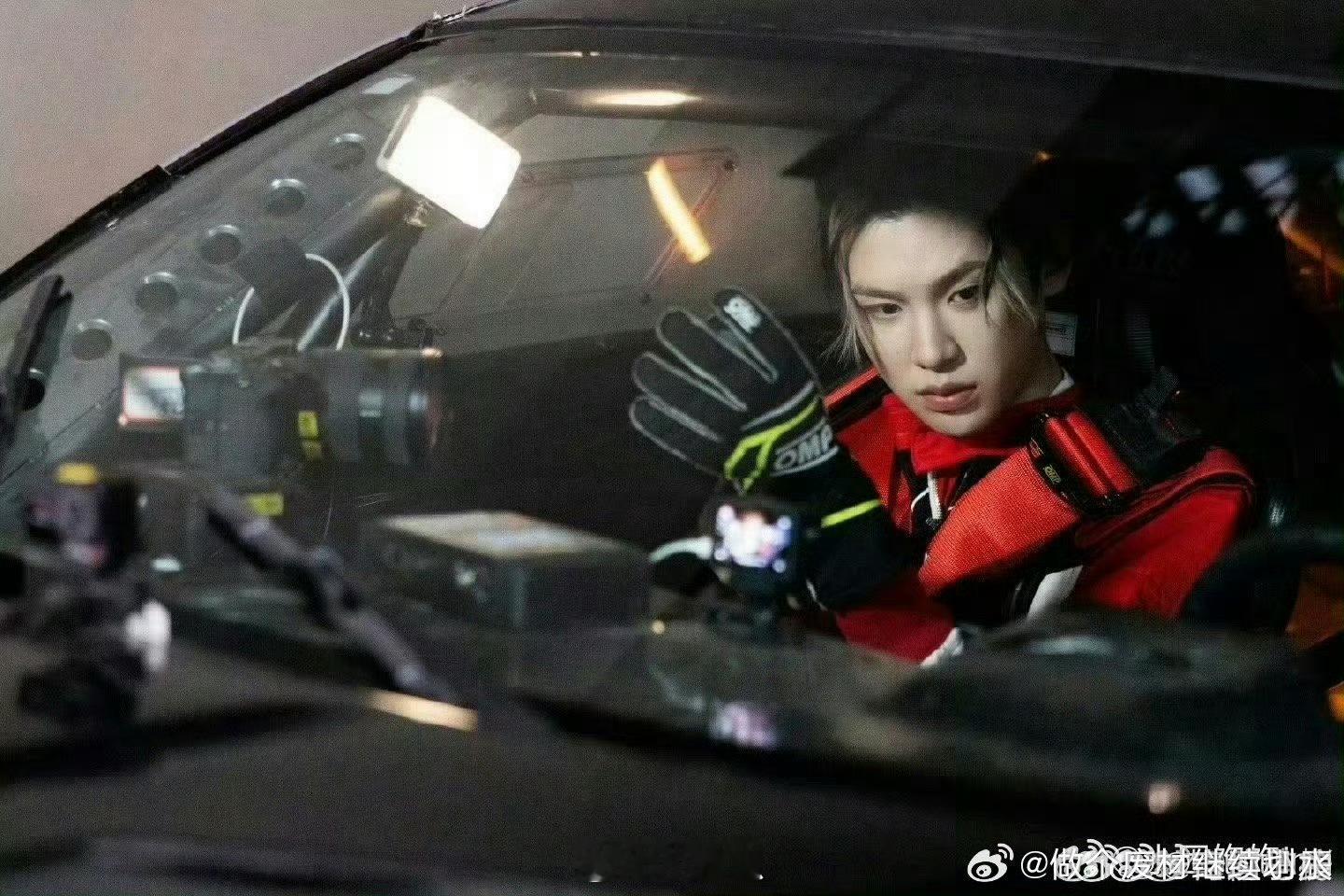 黄明昊你们黄家人燃点都这么低吗 黄明昊一紧张就燃，黄家人都这样？ 绝！ ​​​