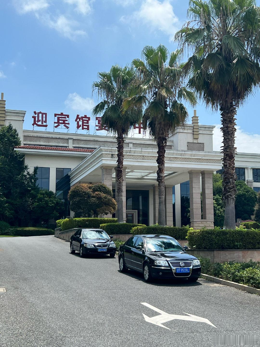 今天，两台小汽车一起南下广州虽然最近经常购买进口汽车，但还是这些小时候最熟悉的车