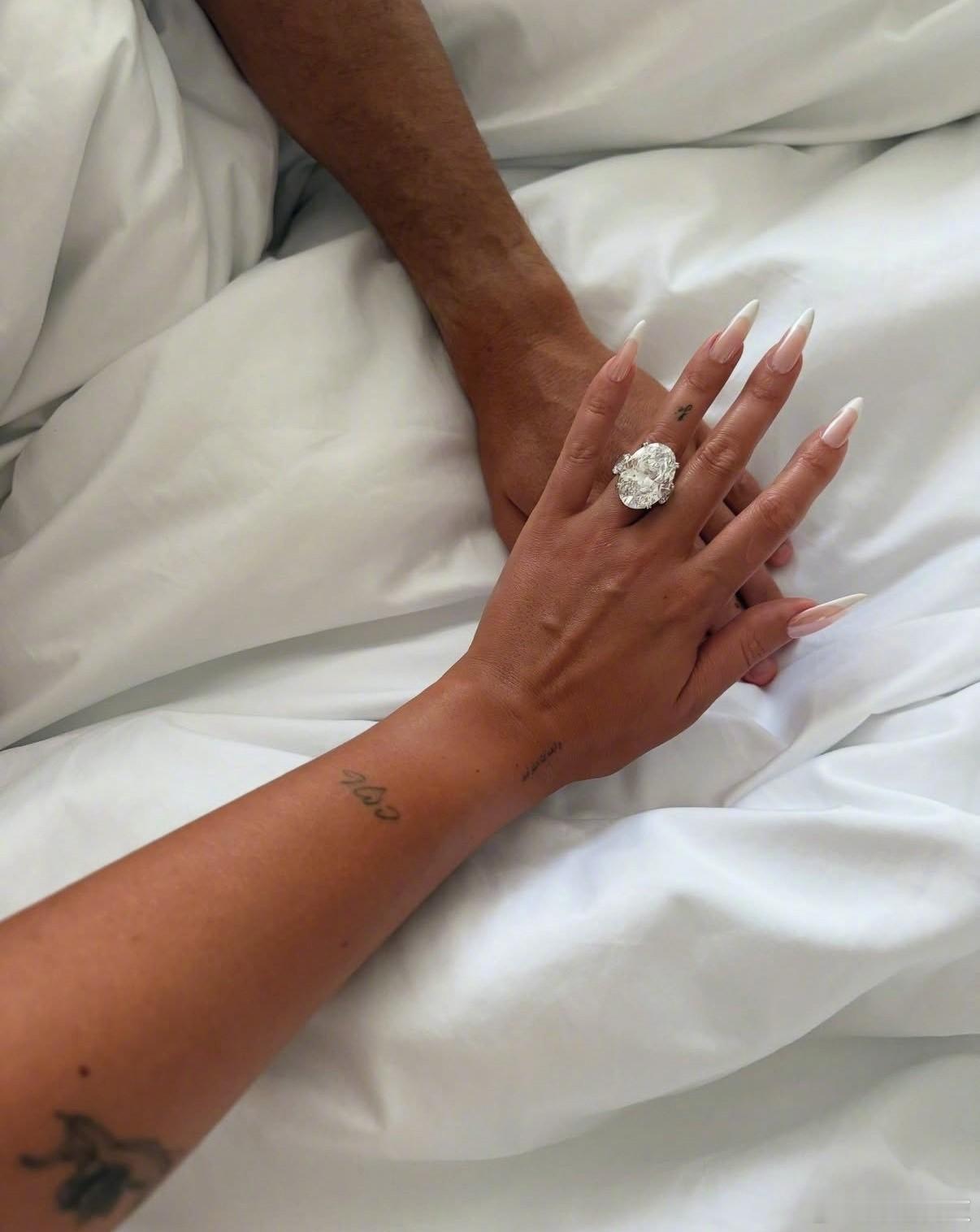 C罗的这枚求婚钻戒大约500万美元，也就是近3600万元。很夸张是吧？这可差不多