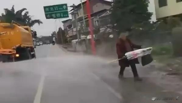 四川广安的洒水车司机，连个芝麻大的权力都没有，只是一个洒水车司机，但是，他却把人
