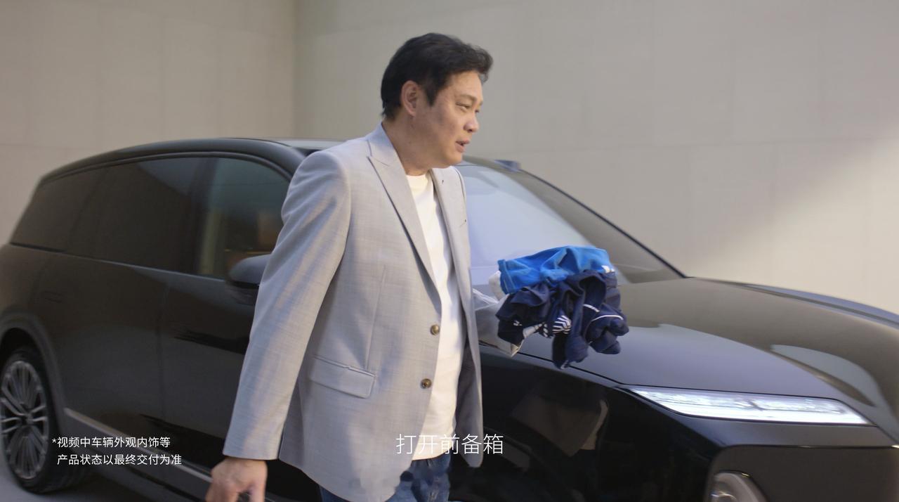 如何便捷优雅在车内换衣服十年探索，十年革新。自诞生之初，蔚来ES8便以“颠覆性的
