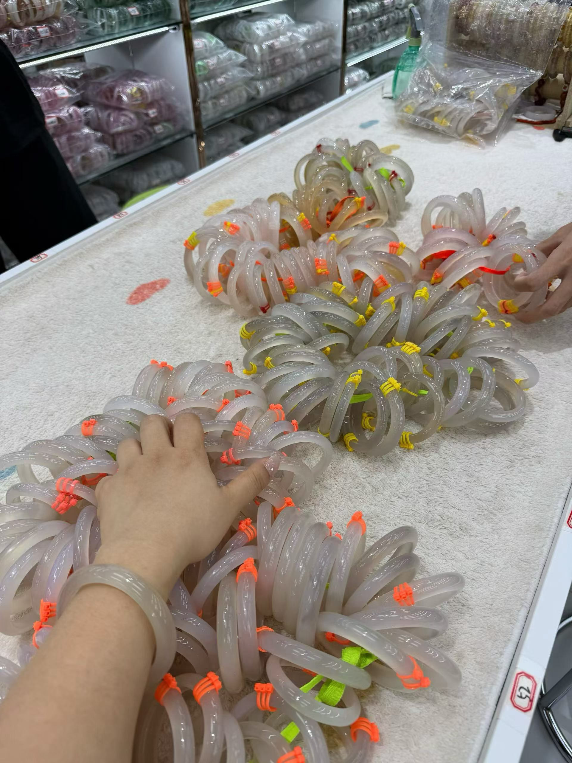 又闪现到市场选镯子了 ​​​