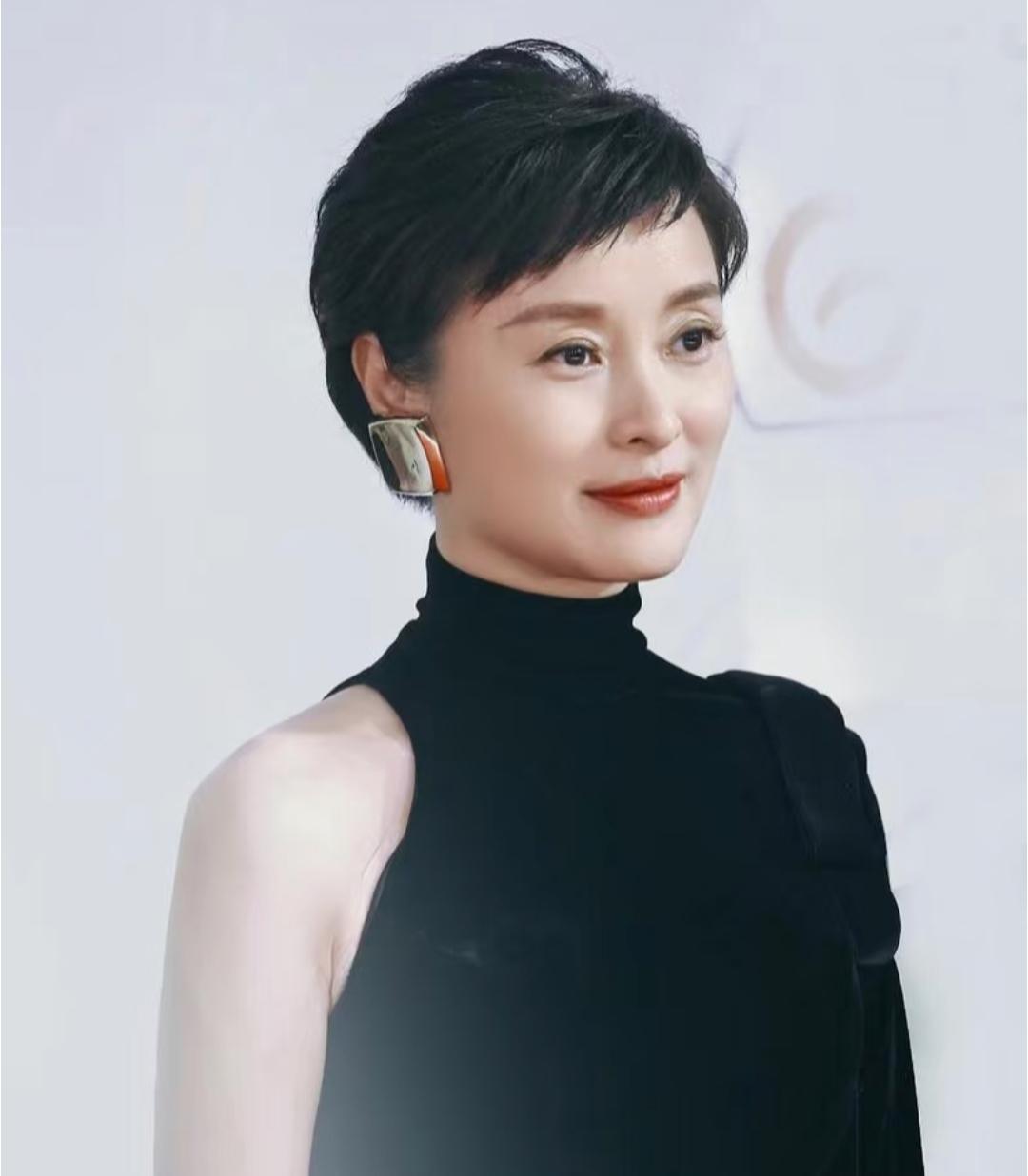 53岁的吴越，也太真实了吧!
前几日冬至，《鲁豫有约》采访吴越，吴越没有美颜，没