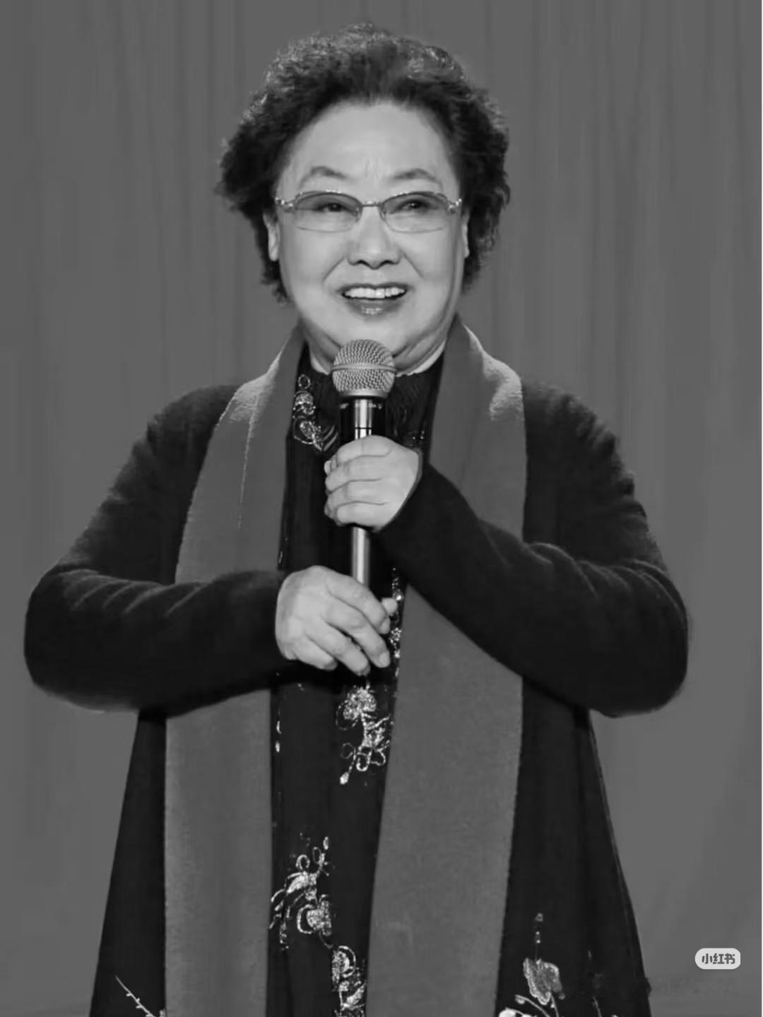 郭兰英出生于山西平遥的一个贫苦家庭，从小就展现出了非凡的歌唱天赋。她八岁学艺，十
