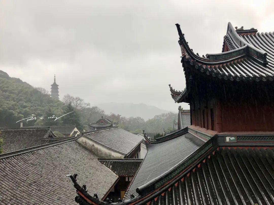 位于浙江省宁波市郊区的“天童寺”，被誉为“天下禅宗五山”之一，西晋永康元年由僧人
