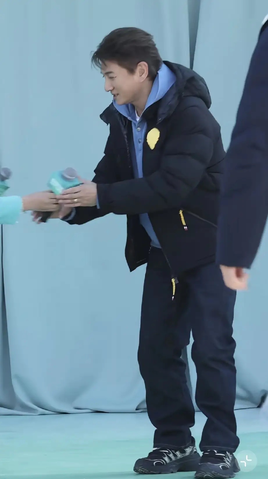 吴奇隆与马苏同框，吴奇隆与马苏罕见现身江苏扬州乐园参加活动，二人曾经合作过《白发