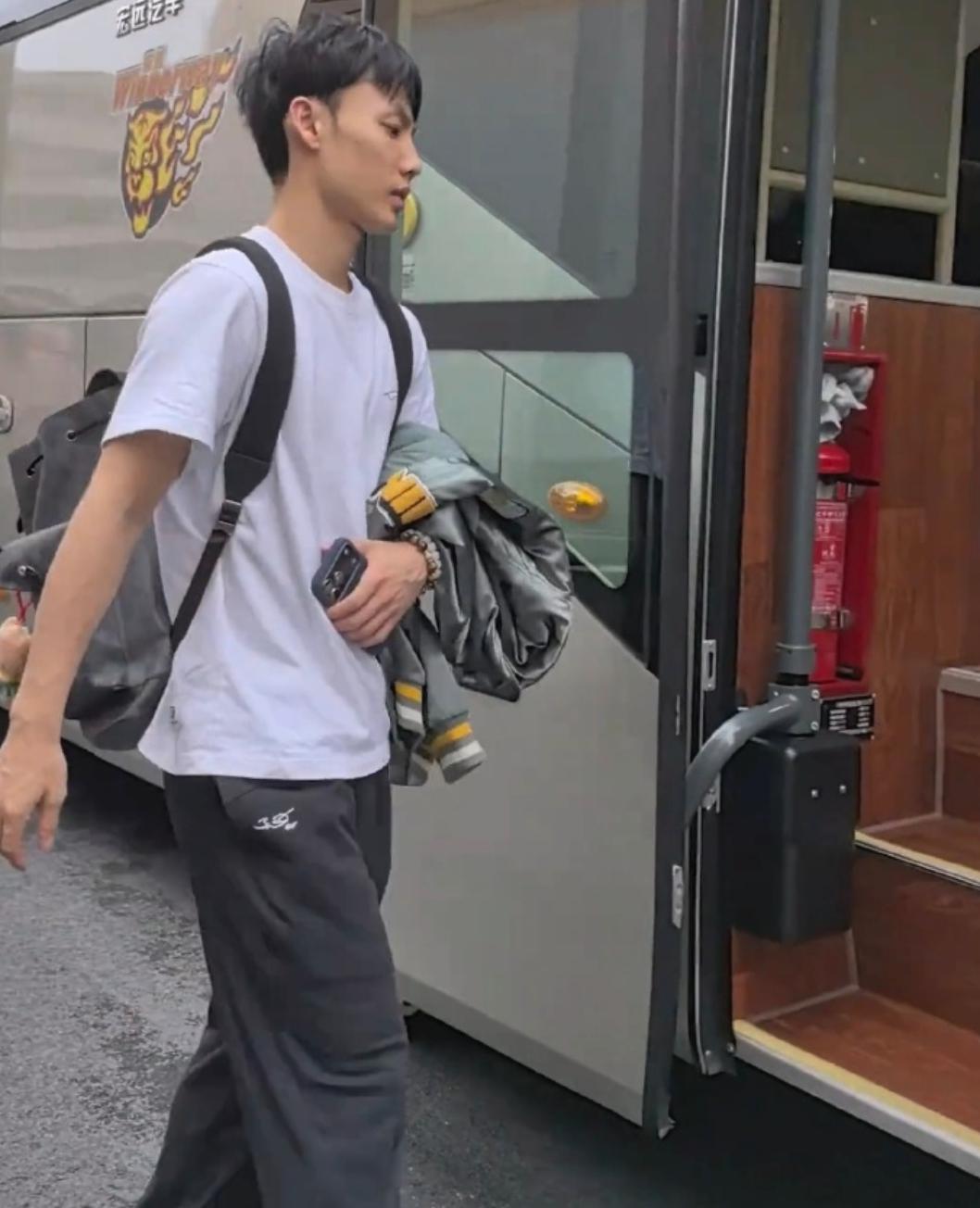 广东宏远最新动态
发兵前往北京
京粤大战一触即发，带来三大看点！

1、内线大战