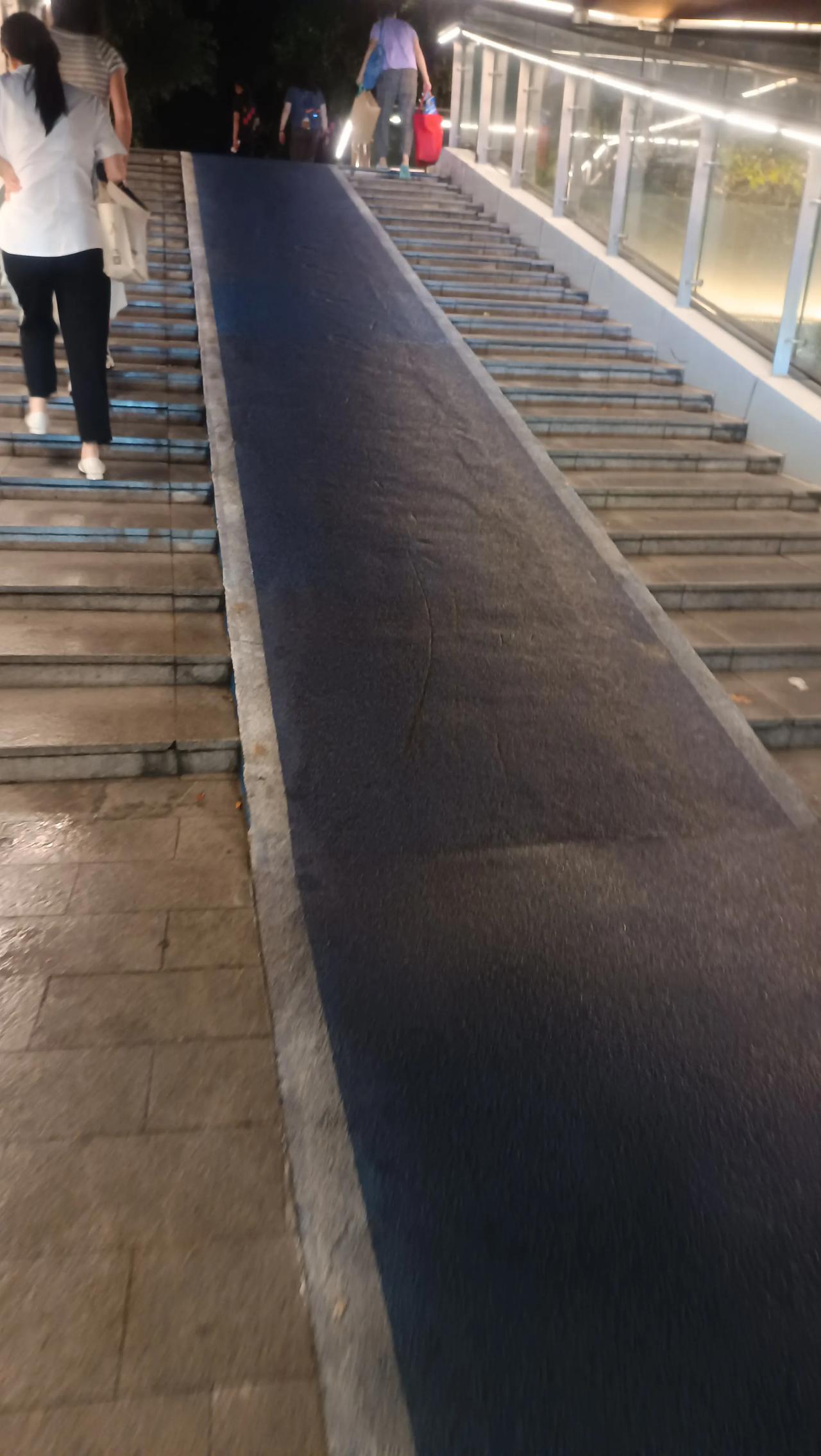 深圳现在好多人行天桥修得很好，只是美中不足，中间骑行道，下雨天太滑了，我先后二次