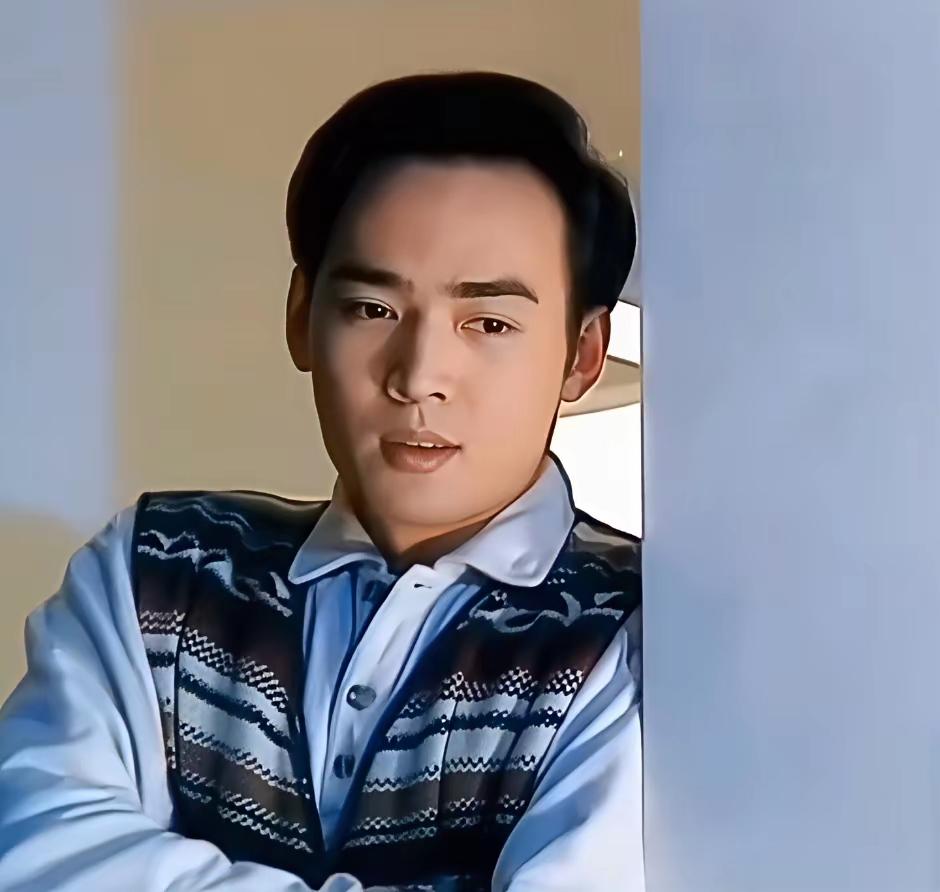 焦恩俊古装很帅，年代剧现代装就没那么好了，脸型偏短牙齿长的不好导致嘴型不好看，五