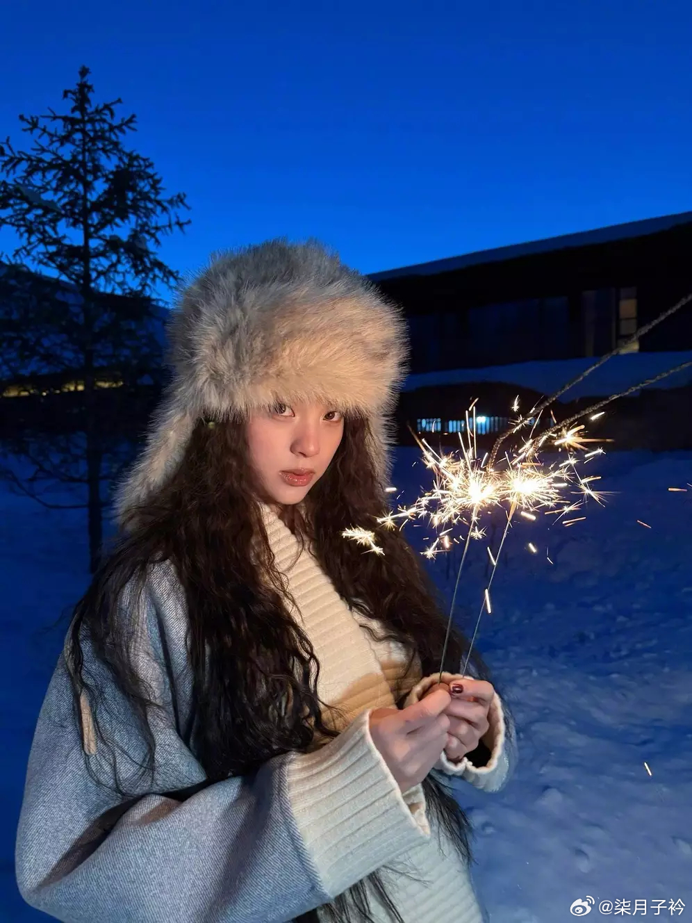 分享娱乐欧阳娜娜雪地甜笑少女感满满 手拿烟花棒灵动俏皮 