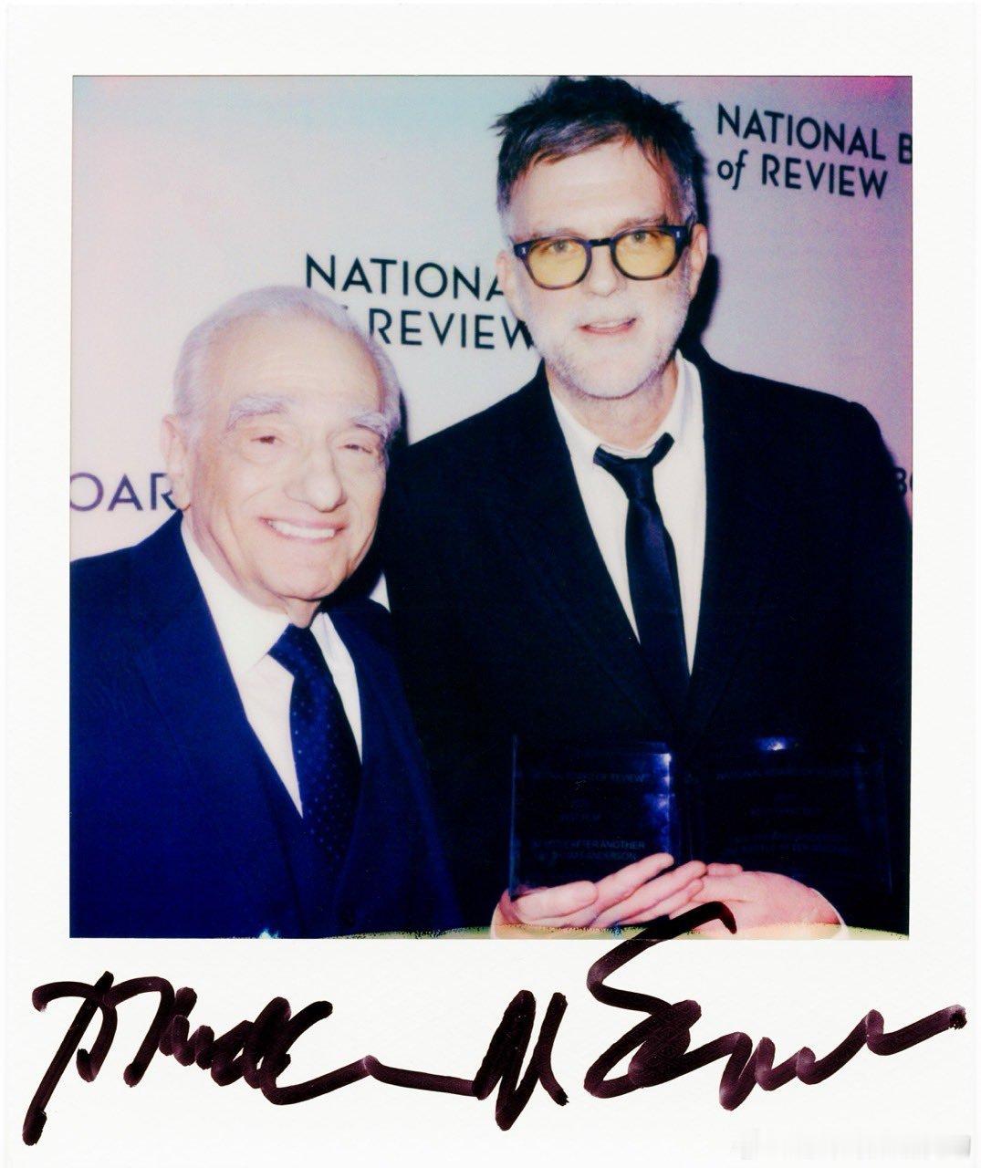一张好珍贵的合影马丁·斯科塞斯和保罗·托马斯·安德森导演，在NBR颁奖典礼后台 