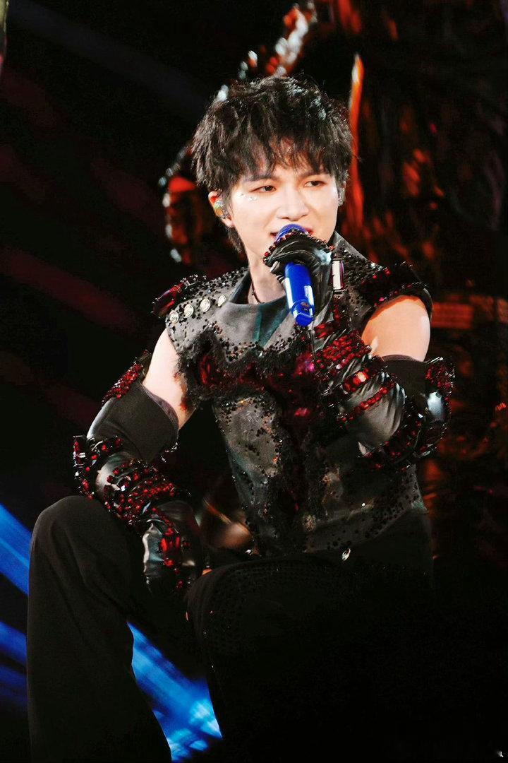 周深烧烤鸡架麻辣烫周深来沈阳也没逃过鸡架沈阳演唱会名场面诞生！达拉崩吧化身美食报