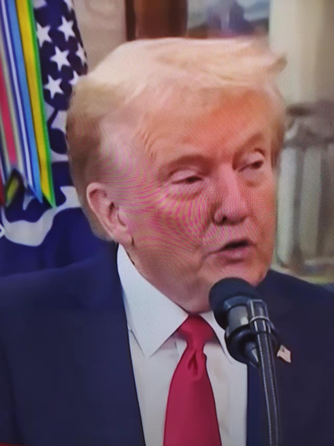 泽连斯基哭了。早知今日何必当初，俄乌冲突打了三年半，成了这个样子。美国总统特朗普