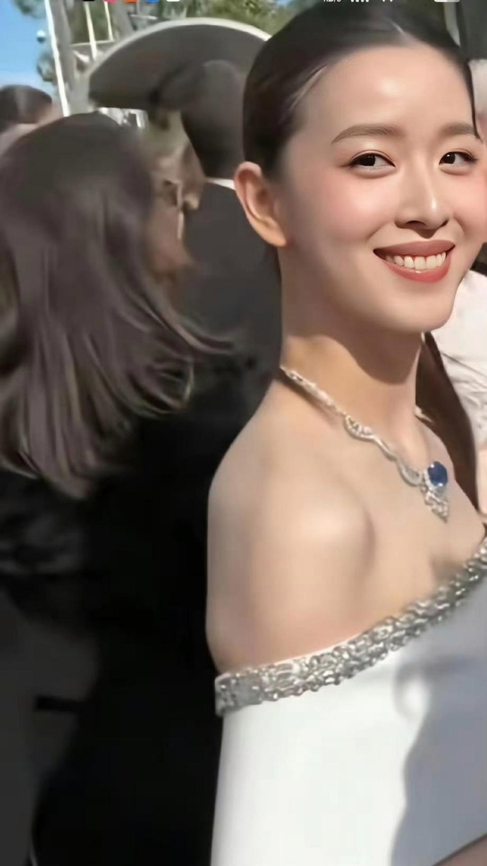 钱这玩意儿真养人 章泽天还是那么好看，比很多明星都好看！ 