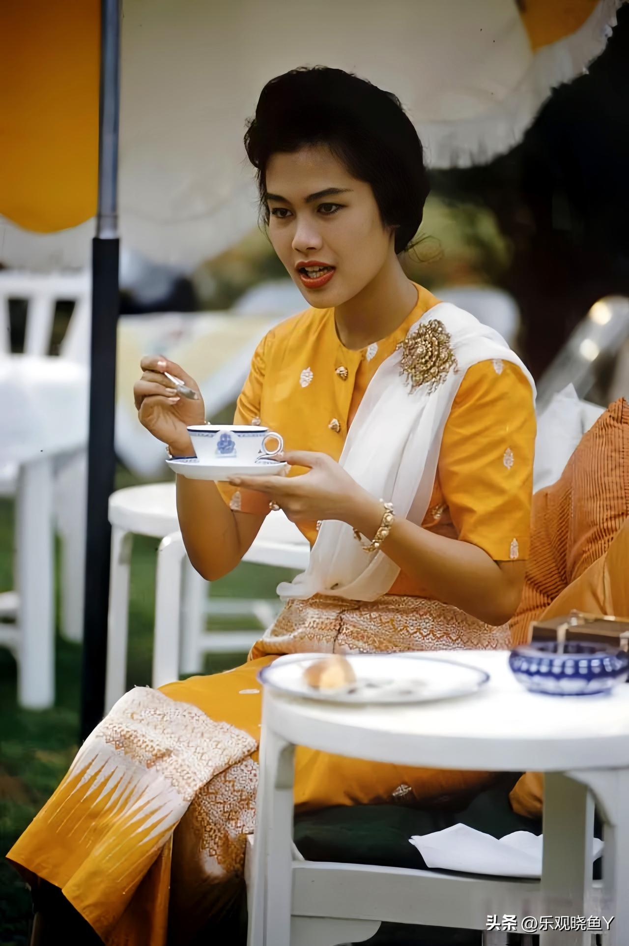这是1960年诗丽吉出访欧洲期间在户外休憩的一张留影。当时诗丽吉28岁，正处于颜