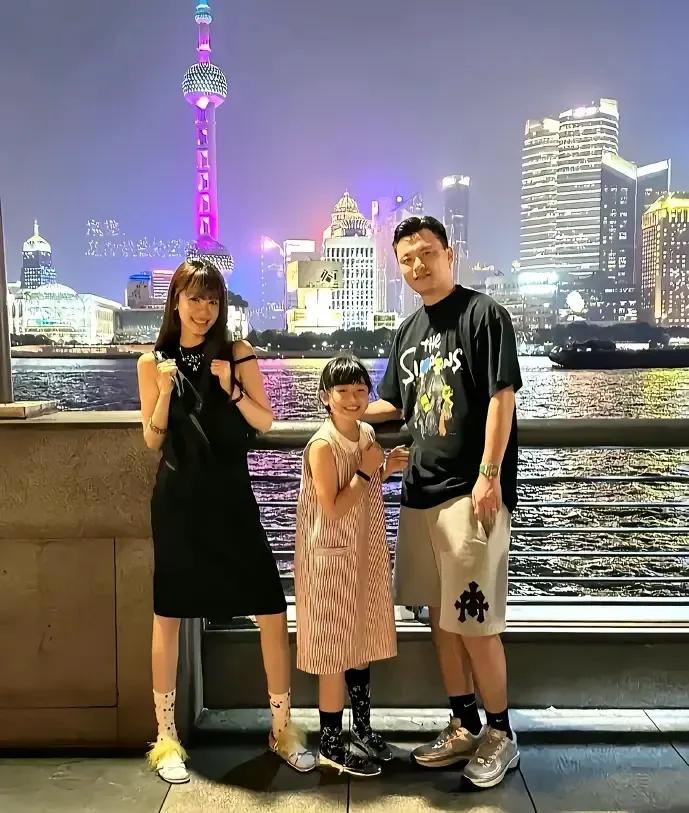 郜林，37岁，正式退役了！！
携爱女娇妻出游大上海～
妥妥的人生赢家啊…[赞][