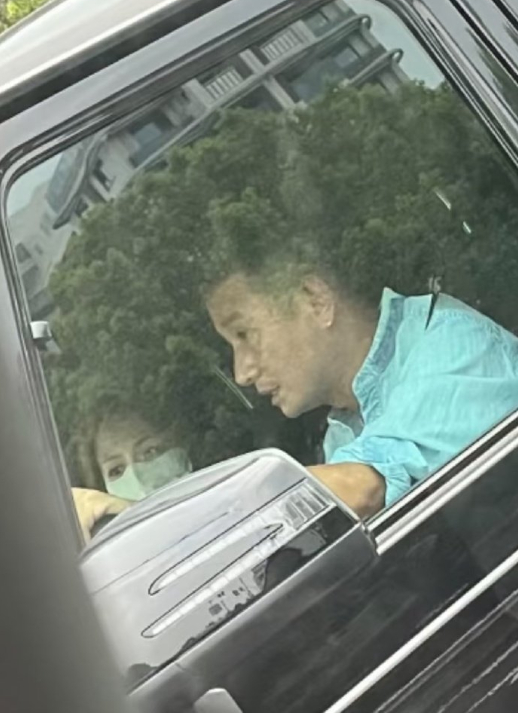 文章副驾驶 网友偶遇文章驾车，评论区有网友指出副驾驶疑似姚笛？你怎么看？ ​​​