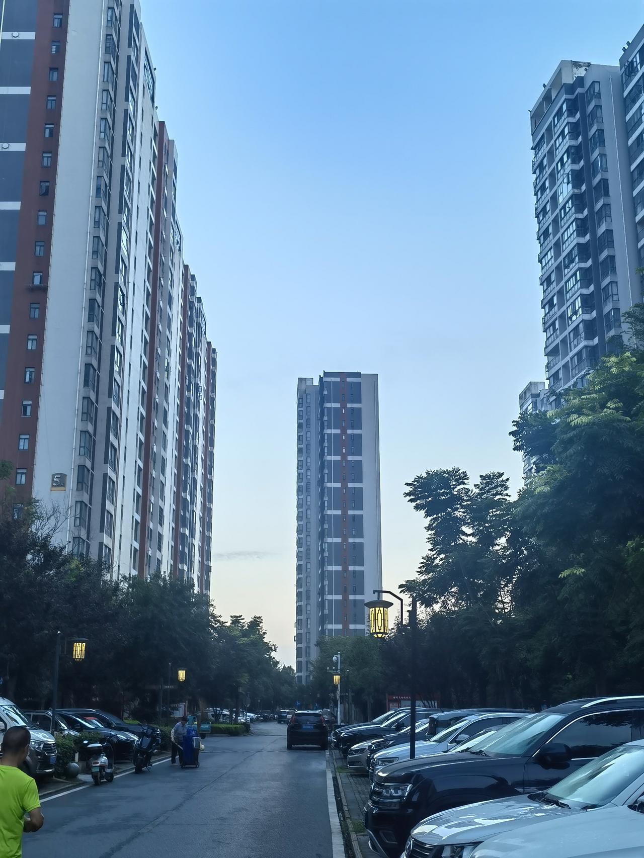 邂逅银湖城，沉醉梦幻之境
踏入汉川银湖城小区，仿佛走进了一幅绝美的画卷。

小区
