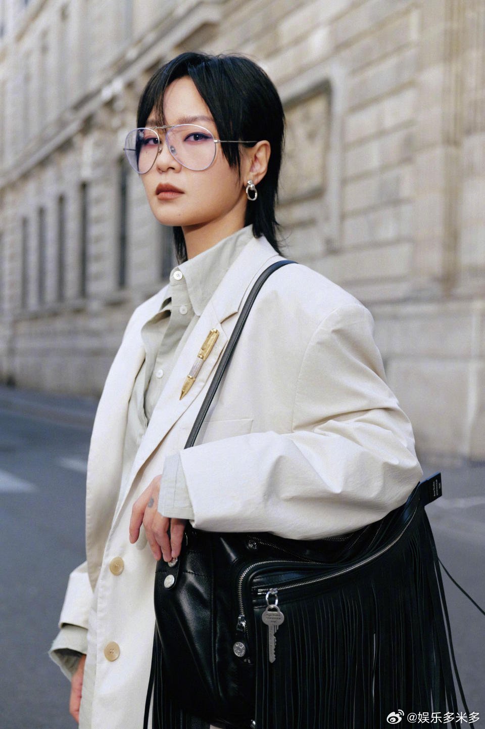 周笔畅智性恋天菜巴黎时装周 奔赴巴黎时装周的周笔畅太吸睛，气场与智性气质双在线，