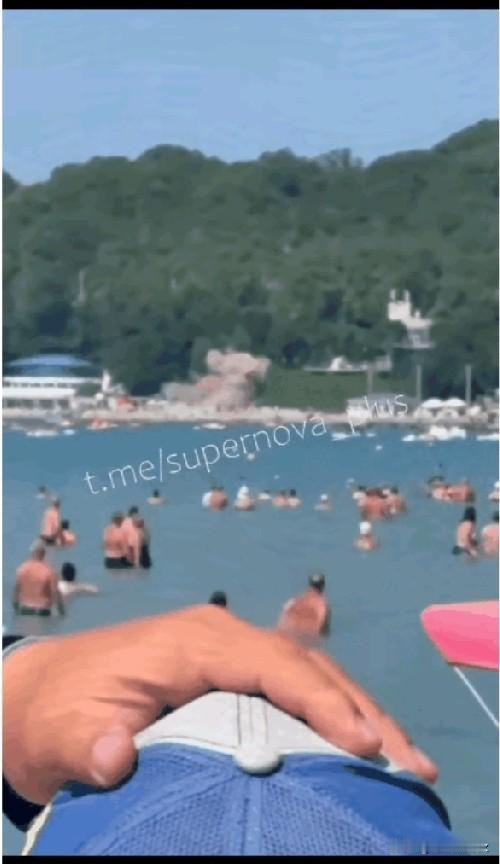 一架乌克兰无人机对俄罗斯克拉斯诺达尔边疆区阿尔希波-奥西波夫卡村的海滩进行俯冲攻