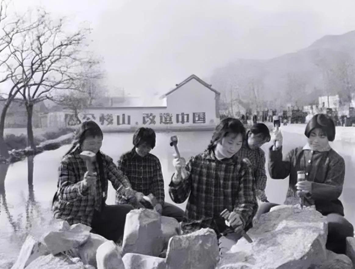 1970年
采石场的女石匠，她们正在用自己的双手雕刻心中理想的艺术作品。墙上的标