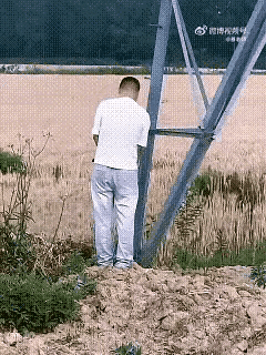 这泡尿生生地憋回去了，不知道还有没有机会屙出来。
任何疑似有漏电的地方都不能小便